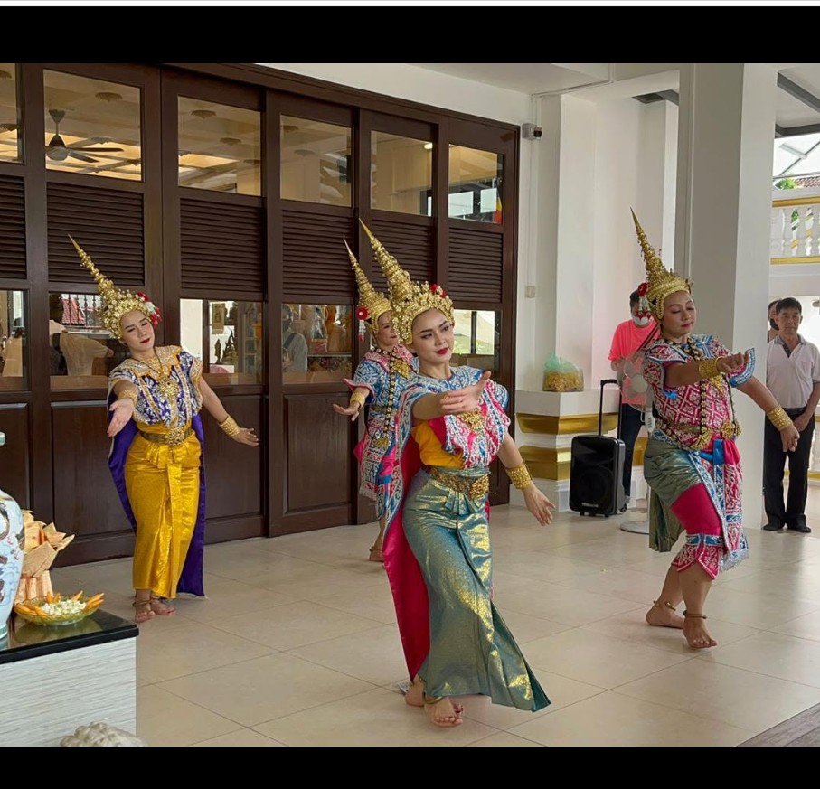 Traditional Thai dancers performing at the temple
